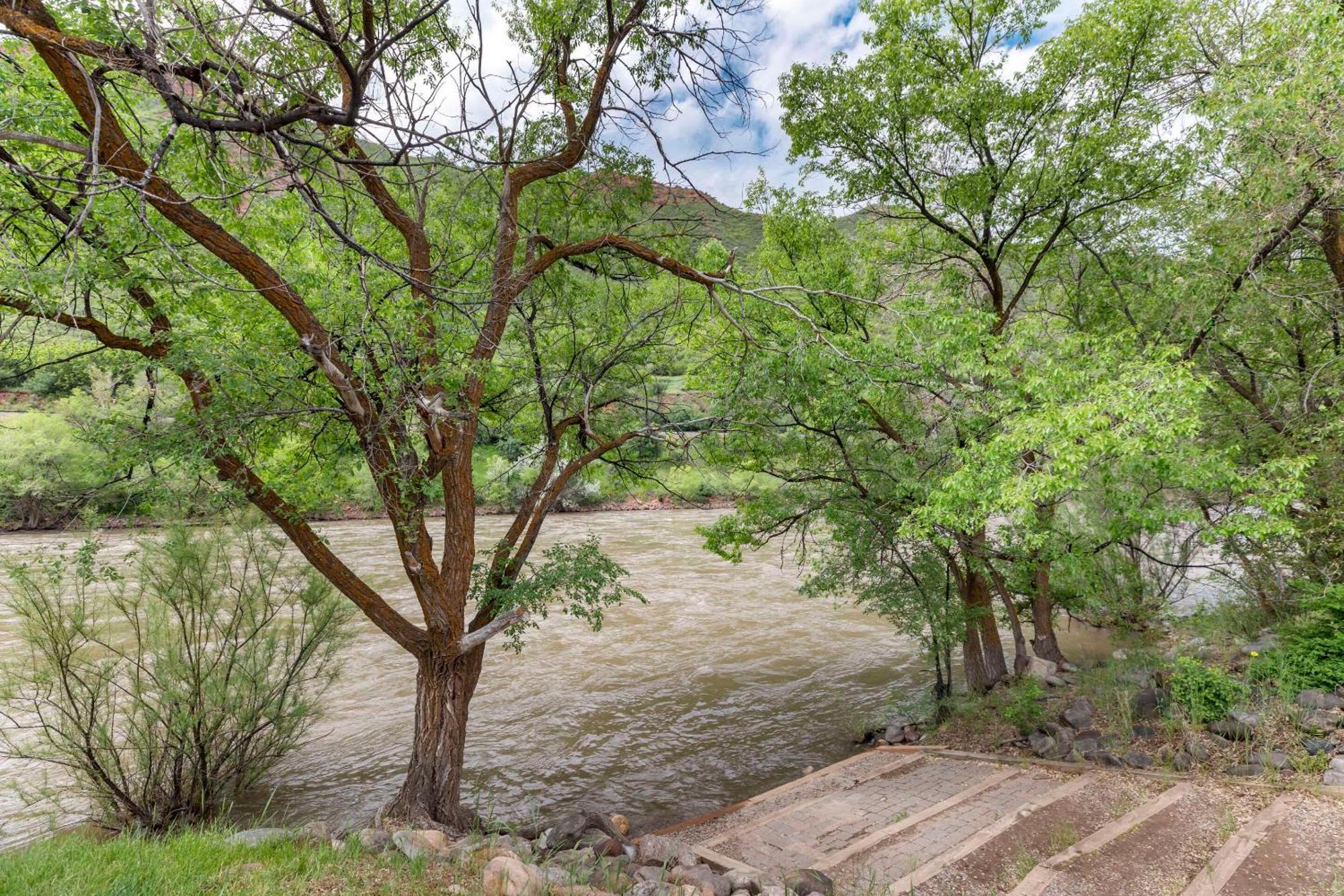 Comfort Inn & Suites Glenwood Springs On The River Exterior photo